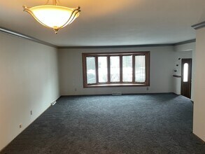 7112 W Saint Paul Ave, Unit 1st Floor in Milwaukee, WI - Building Photo - Building Photo