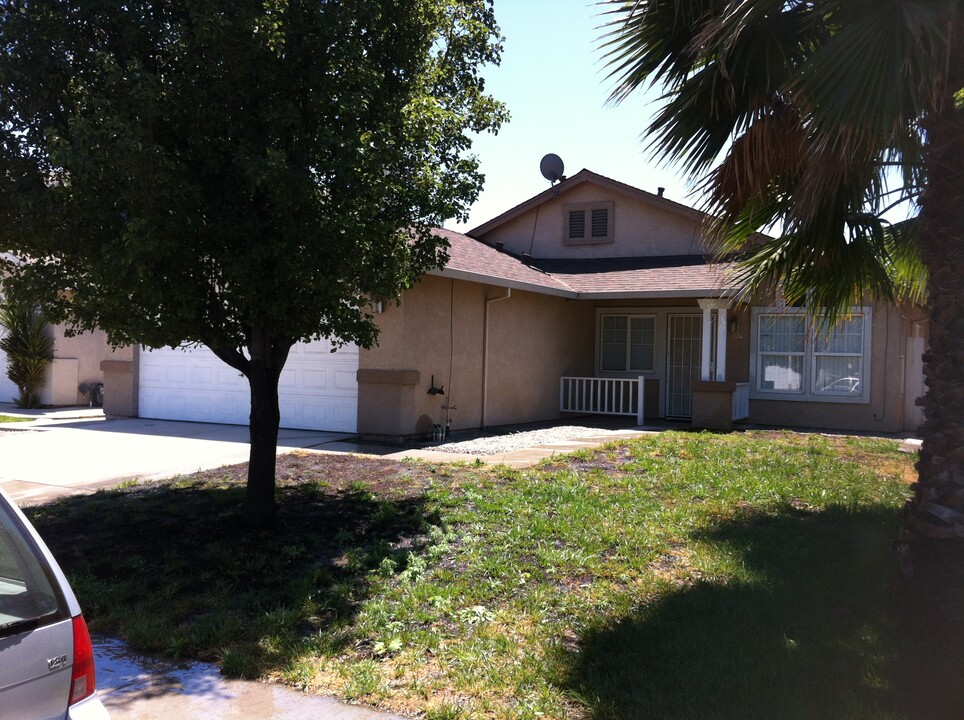 158 Shadywood Ave in Lathrop, CA - Foto de edificio