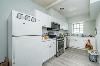 137 Lake Shore Rd, Unit #1 in Boston, MA - Building Photo - Building Photo