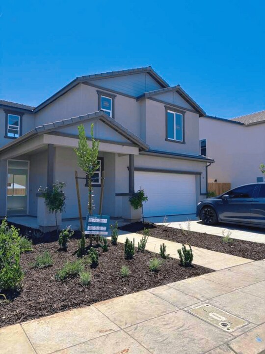 1176 Dana Rd W in Madera, CA - Building Photo
