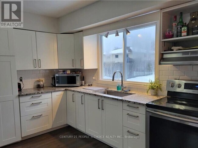 8166 Paddock Trail Dr in Niagara Falls, ON - Building Photo - Building Photo