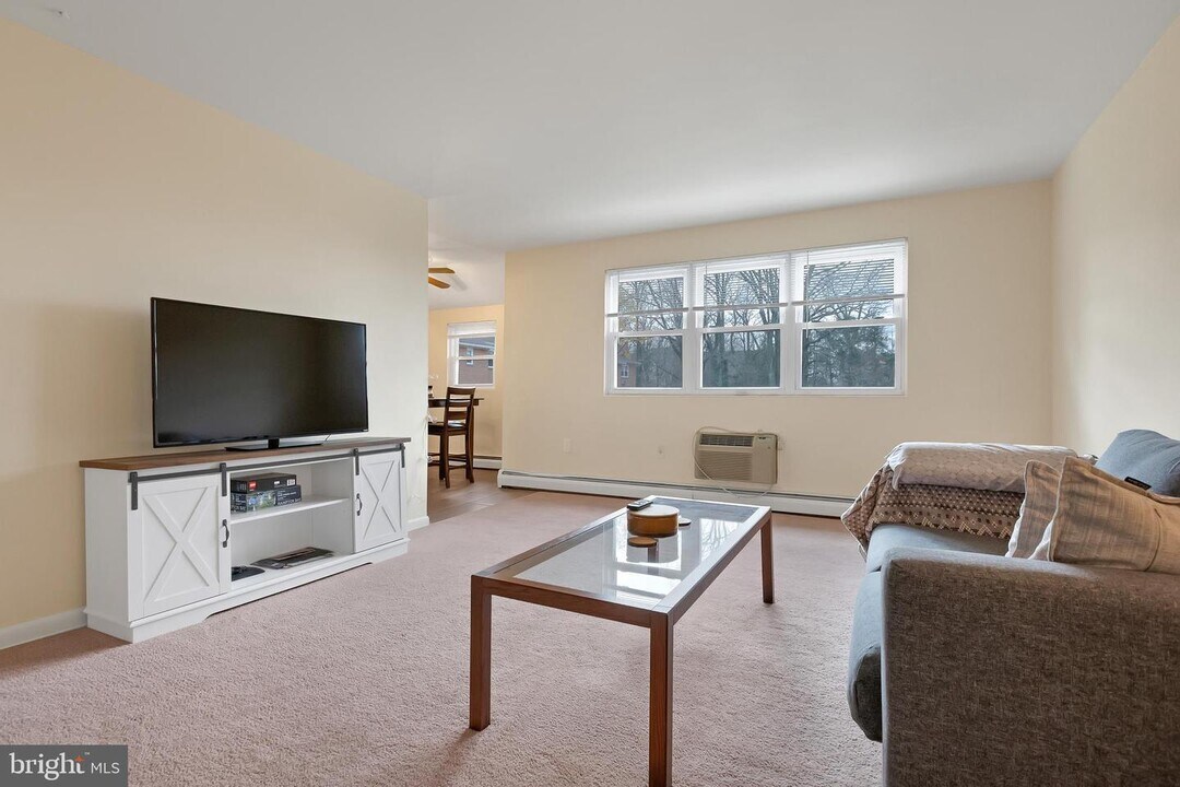 200 Spruce St-Unit -B29 in Doylestown, PA - Foto de edificio