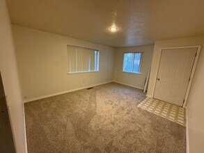 180-190 NE 10th St in Madras, OR - Building Photo - Building Photo