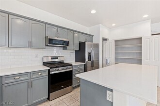 9325 Dorrell Ln in Las Vegas, NV - Building Photo - Building Photo