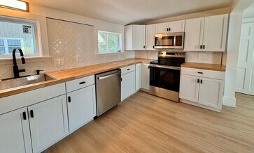 24 York St in Kennebunk, ME - Building Photo - Building Photo