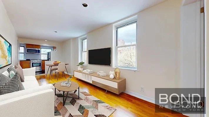 482 W Broadway in New York, NY - Building Photo