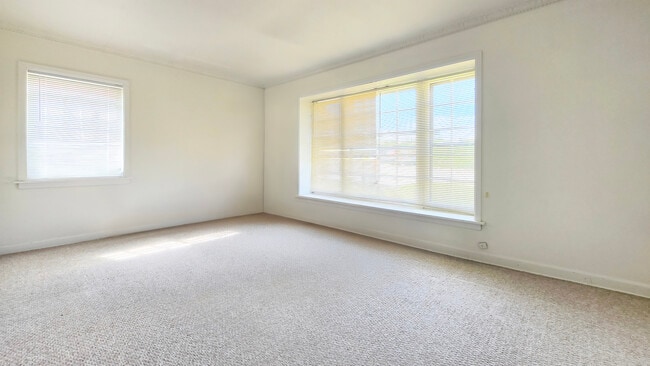 9203 W Wisconsin Ave, Unit 2 in Milwaukee, WI - Building Photo - Building Photo