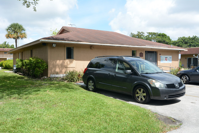 Caribbean West Apartments in Miami, FL - Foto de edificio - Building Photo