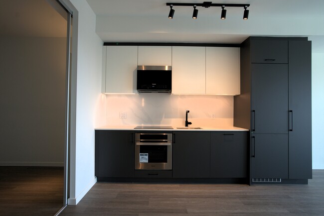 689 The Queensway in Toronto, ON - Building Photo - Building Photo