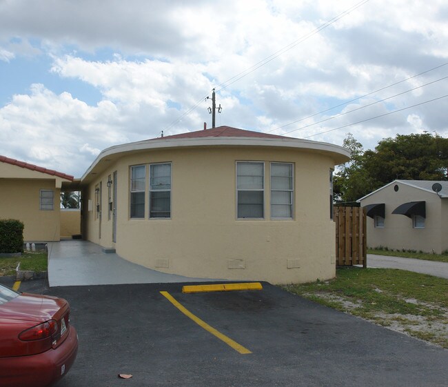 2102 Wilson St in Hollywood, FL - Building Photo - Building Photo