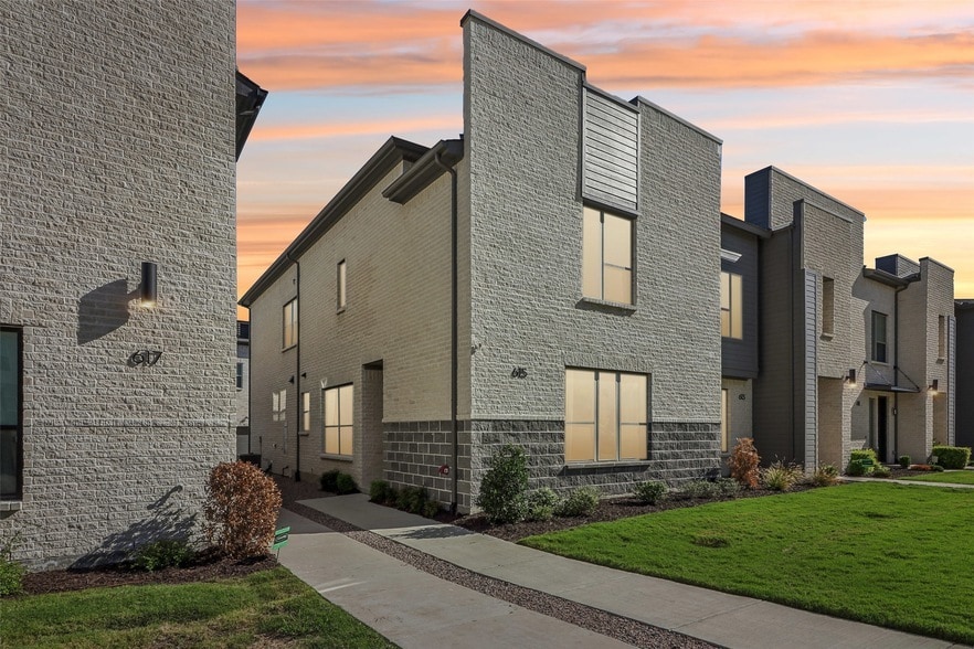 615 Arapaho Dr in Plano, TX - Building Photo