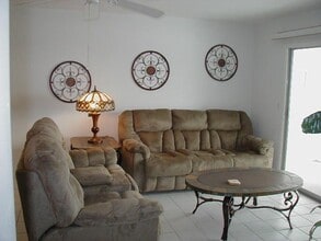 1714 Bikini Ct in Cape Coral, FL - Foto de edificio - Building Photo