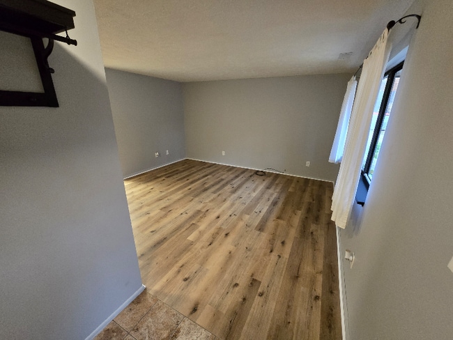 26640 Lake of the Falls Blvd in Olmsted Falls, OH - Foto de edificio - Building Photo