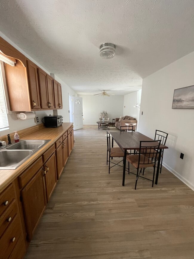 149 Iced Ln, Unit Duplex in Bluefield, WV - Foto de edificio - Building Photo