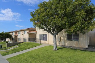 Nevada Regency Apartments in Vista, CA - Foto de edificio - Building Photo