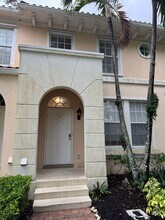3592 Islandwalk Cir in Naples, FL - Foto de edificio - Building Photo