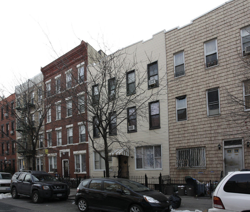 206 Huron St in Brooklyn, NY - Building Photo