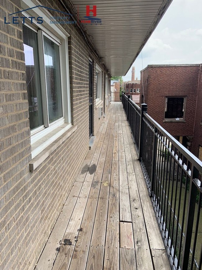 6933 S Jeffrey Blvd-Unit -1B in Chicago, IL - Building Photo - Building Photo