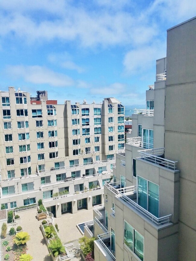 240 Lombard St, Unit #837 in San Francisco, CA - Foto de edificio - Building Photo