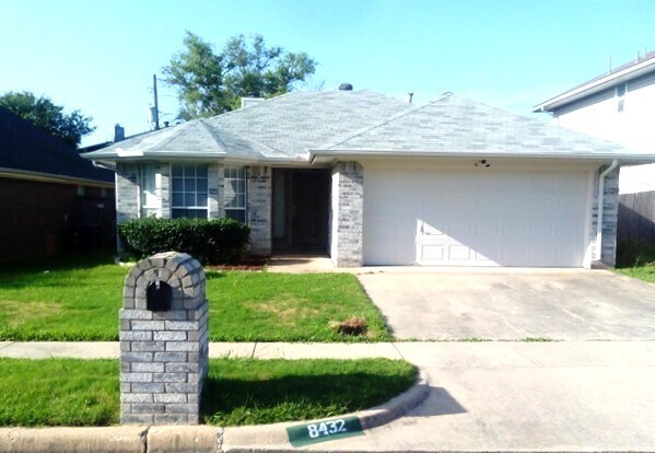 8432 Odell St in North Richland Hills, TX - Building Photo