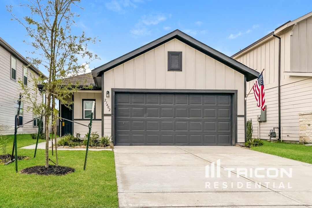 21402 Rising Fawn Rd in Porter, TX - Foto de edificio