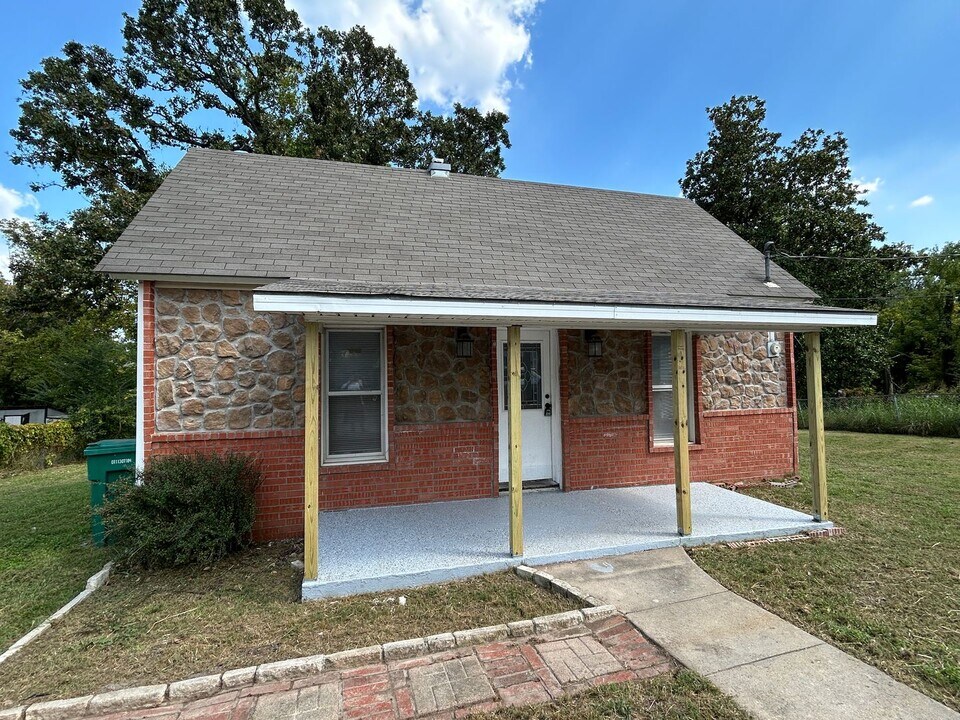 221 C St in Rogers, AR - Building Photo