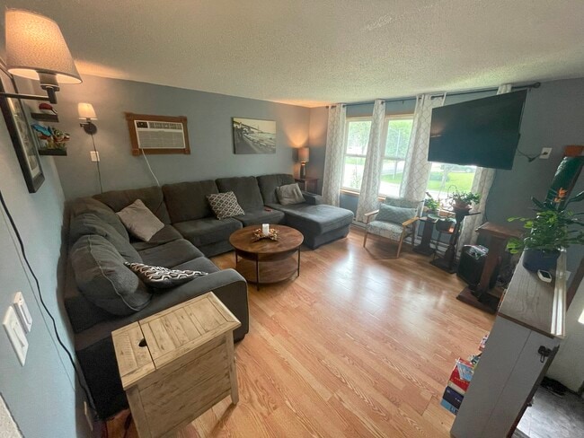 property at 2923 Heatherwood Cir S