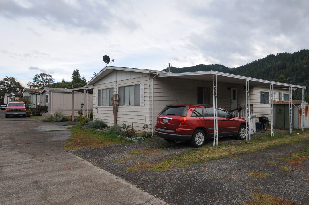 Hillcrest Mobile Home Park in Oakridge, OR - Building Photo