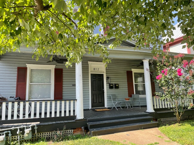 812 Marshall Ave SW, Unit Apartment B in Roanoke, VA - Foto de edificio - Building Photo