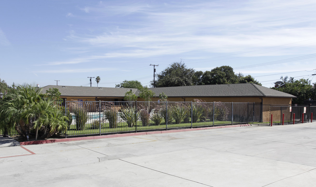 College Village Apartments in Placentia, CA - Foto de edificio