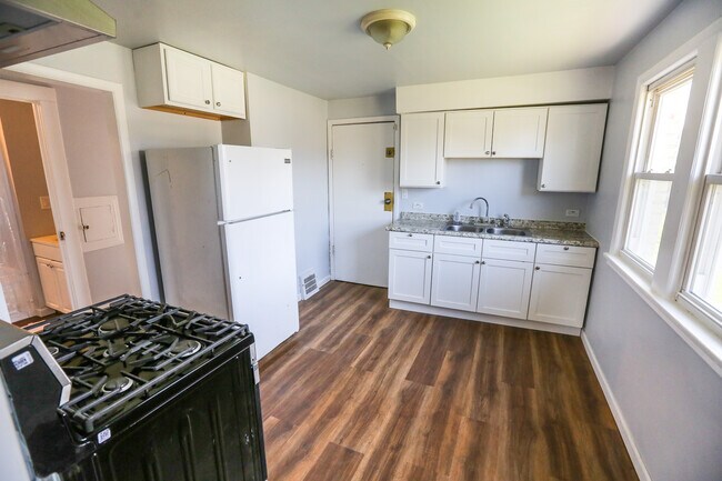 14628 Granger Rd, Unit 2 in Maple Heights, OH - Building Photo - Building Photo