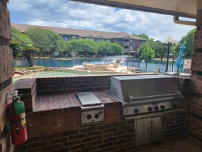 2803 Kings Crossing Dr, Unit 112 in Kingwood, TX - Foto de edificio - Building Photo