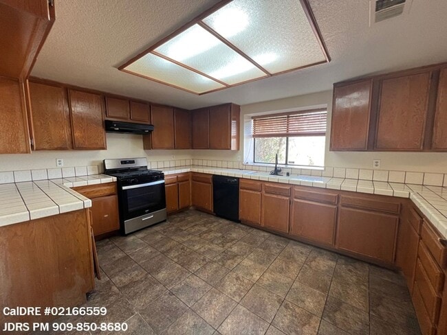1311 Camran Ave in Lancaster, CA - Foto de edificio - Building Photo