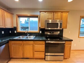 6046 SE Malden St in Portland, OR - Building Photo - Building Photo