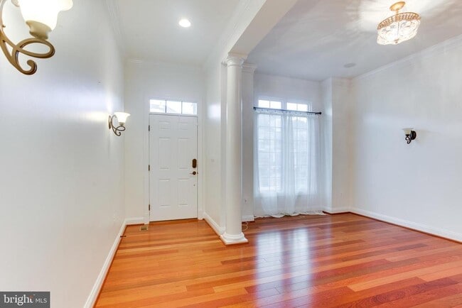 18353 Fairway Oaks Square in Leesburg, VA - Building Photo - Building Photo