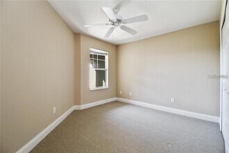 7118 Regina Way in Orlando, FL - Foto de edificio - Building Photo