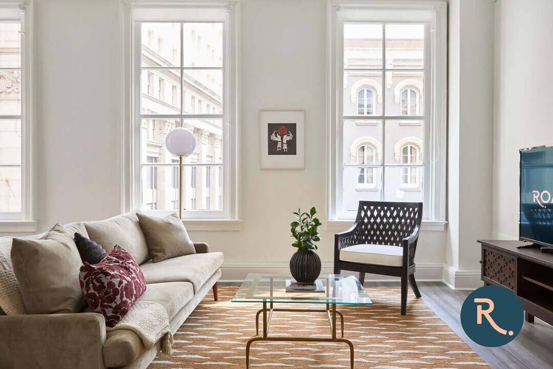 301 St Charles Ave in New Orleans, LA - Building Photo