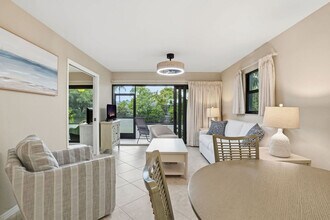 600 Neapolitan Way in Naples, FL - Building Photo - Building Photo