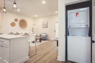 2017 Wyatt Street - OFF CAMPUS HOUSING!!! in Pensacola, FL - Foto de edificio - Building Photo