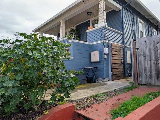 887 43rd St in Oakland, CA - Building Photo - Building Photo