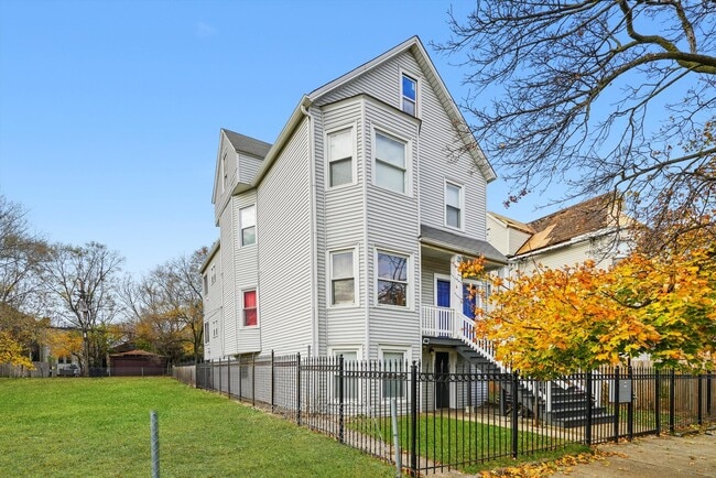 8026 S Coles Ave in Chicago, IL - Building Photo - Building Photo