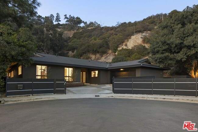 9289 Swallow Dr in Los Angeles, CA - Foto de edificio - Building Photo