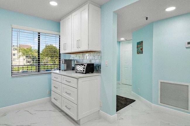 7076 Huntington Ln, Unit 7076 Huntington Lane 207 in Delray Beach, FL - Foto de edificio - Building Photo