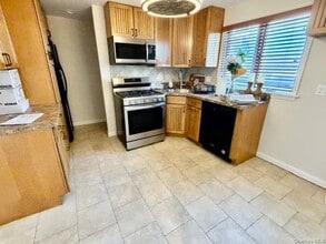211 W Walnut St in Long Beach, NY - Building Photo - Building Photo