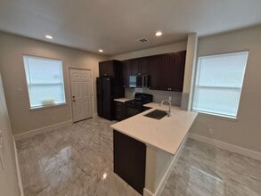 9745 Black Gum in Willis, TX - Foto de edificio - Building Photo