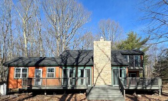 402 Canoe Brook Dr in Hawley, PA - Building Photo