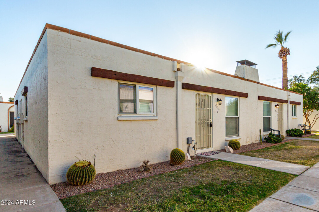 8044 E Oak St in Scottsdale, AZ - Building Photo