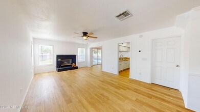 555 Staffordshire Dr in Jacksonville, FL - Building Photo - Building Photo