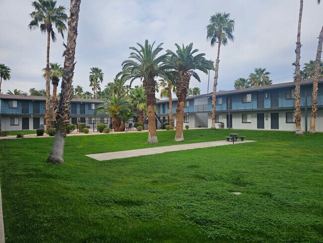 The Palms at Camelback West in Phoenix, AZ - Foto de edificio - Building Photo