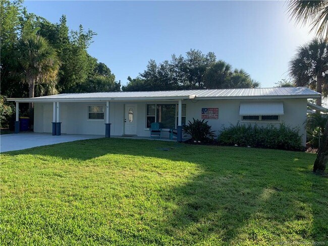 3483 NE Indian Ct in Jensen Beach, FL - Building Photo - Building Photo